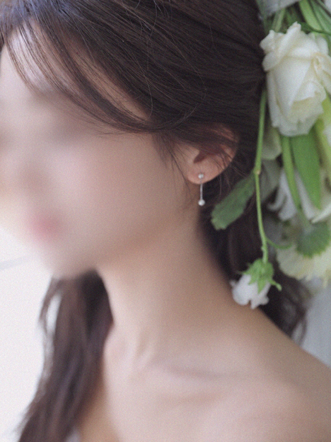 흰 꽃과 함께 담은 신부의 옆모습