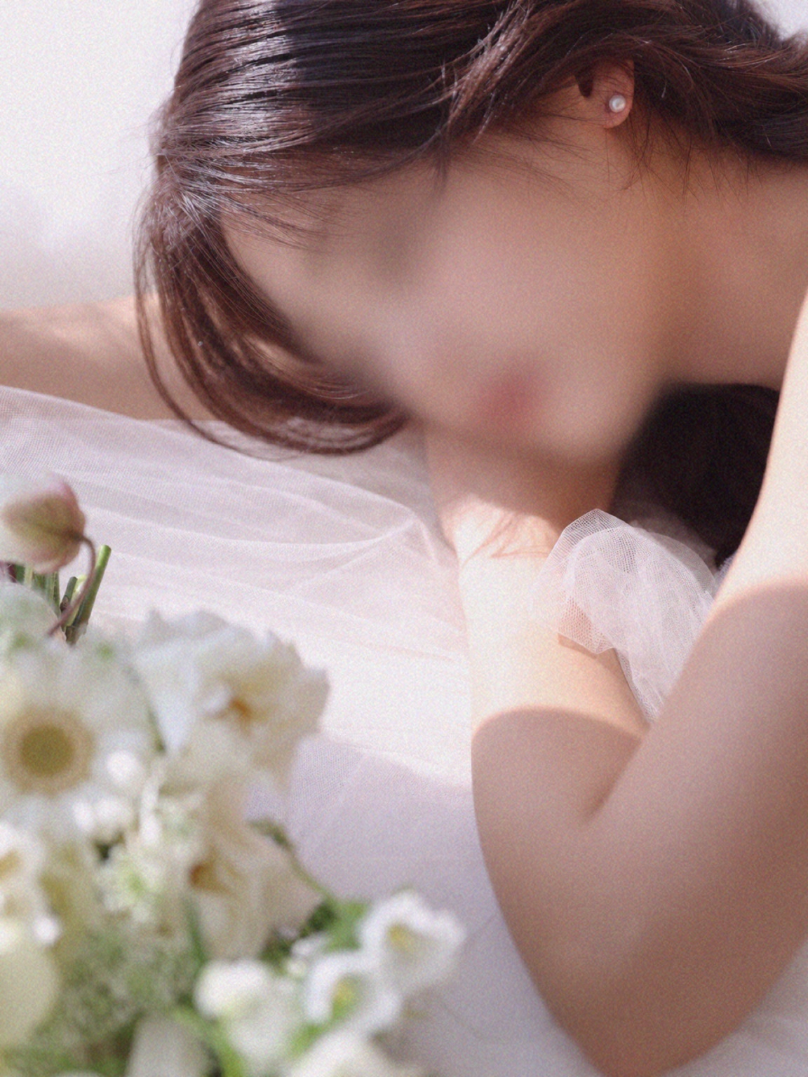 부케와 드레스의 부드러운 디테일