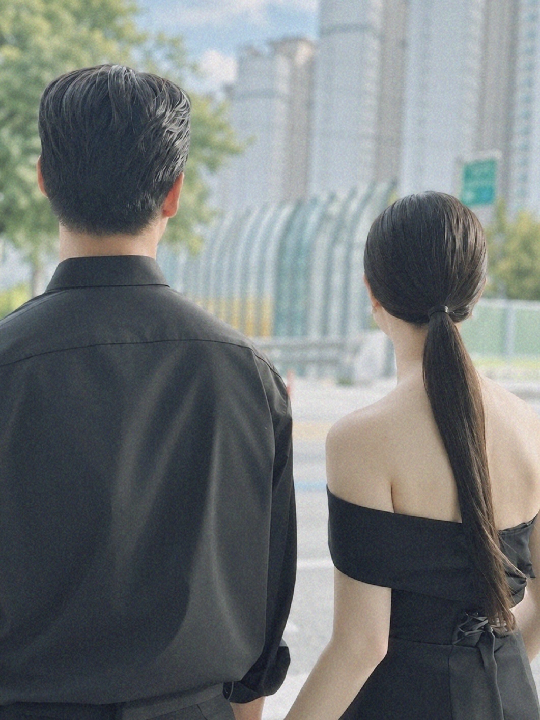 나란히 선 두 사람의 뒷모습